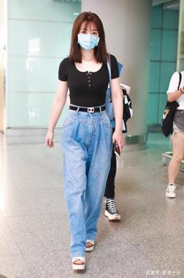黑灰色牛仔裤配什么衣服 宽松黑牛仔裤配什么衣服