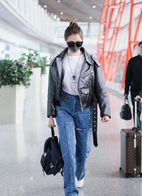 黑牛仔裤配什么衣服
