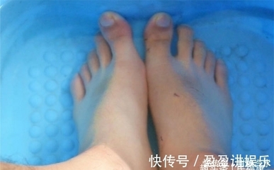 穿袜子洗脚是什么意思