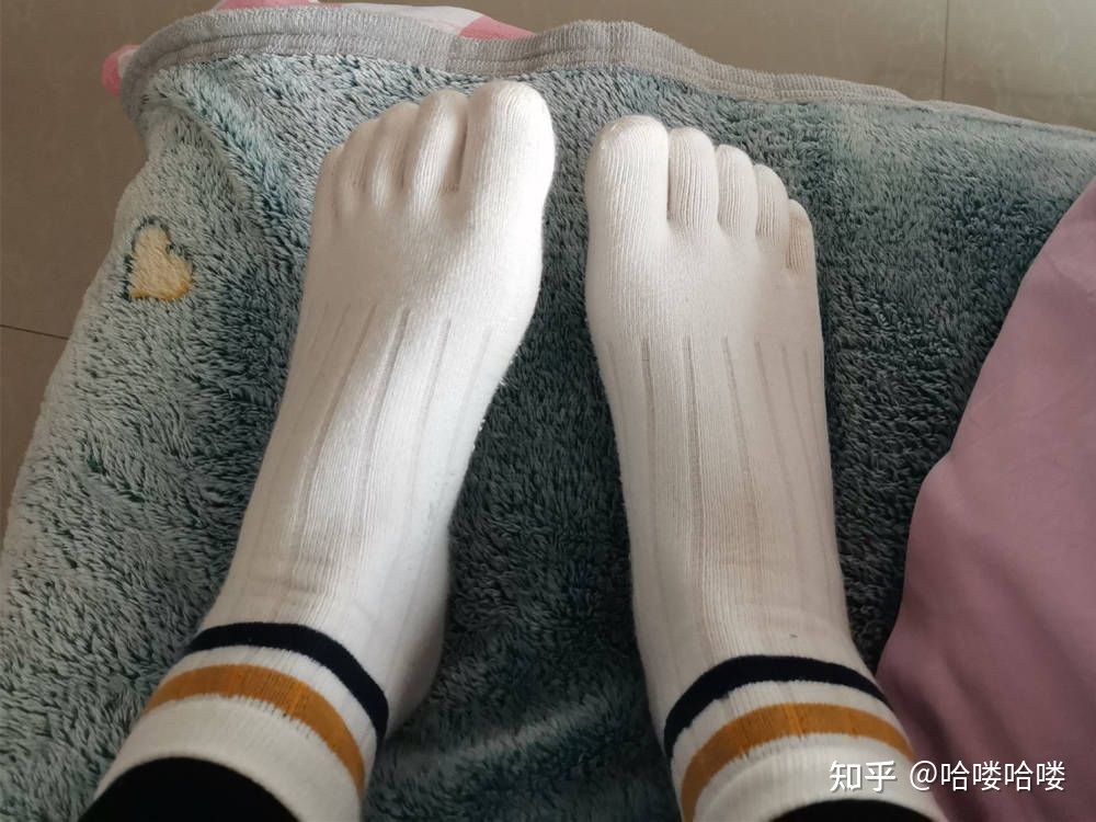 穿着袜子洗脚是什么意思 穿红袜子是什么意思