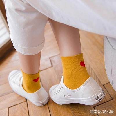 女孩穿袜子
