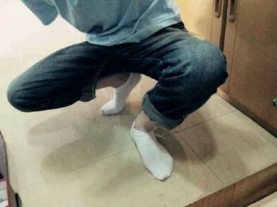 白袜子挣扎
