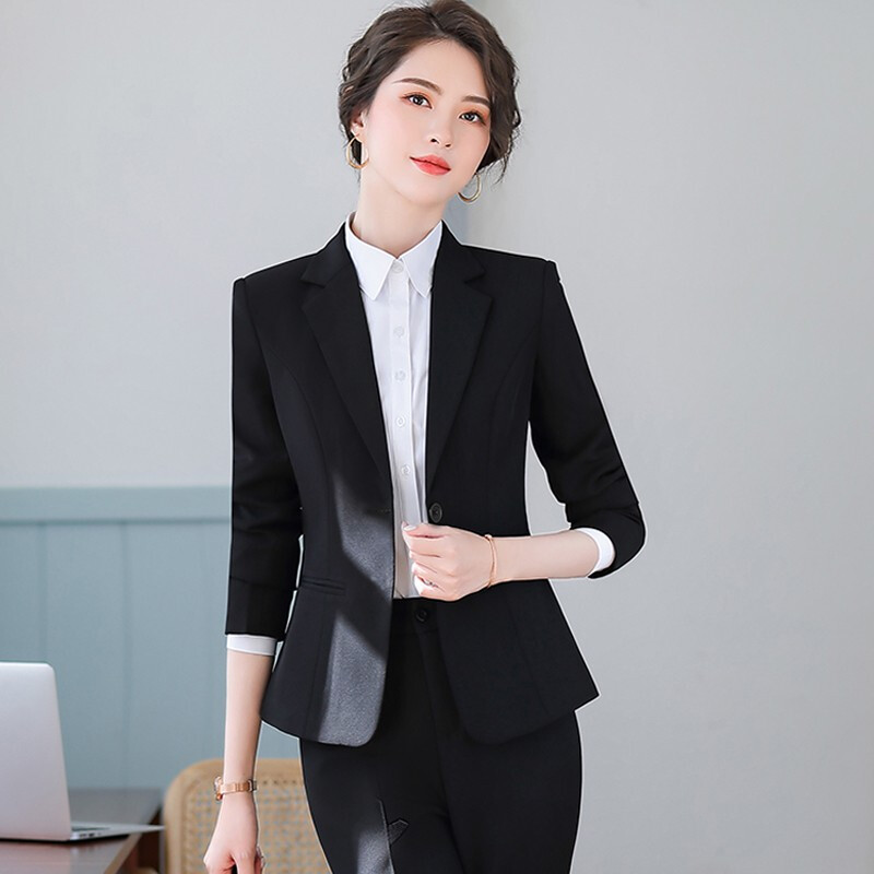 女西装套装职业的搭配
