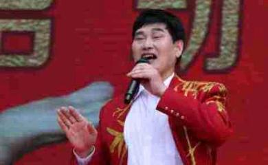 大衣哥怎么出名的