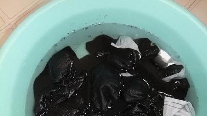 黑色衣服第一次怎么洗