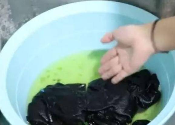 黑色衣服第一次怎么洗