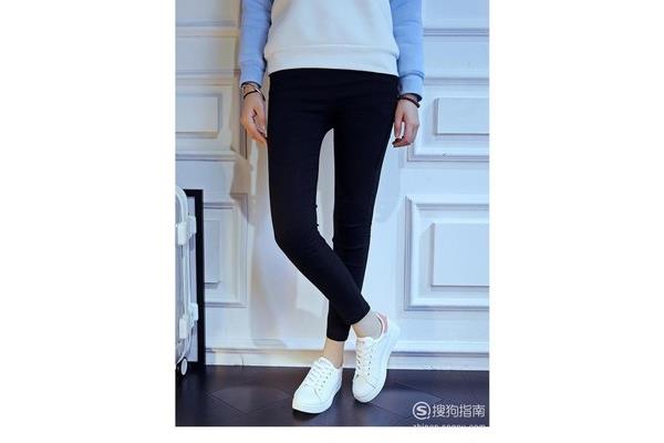 白色裤子配什么颜色的鞋子