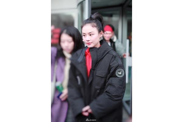 红色衬衣搭配图片