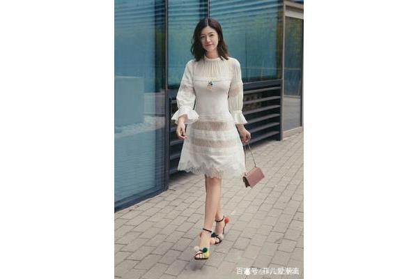 白色的裙子配什么颜色的鞋