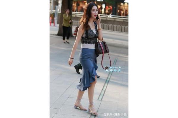 黑色凉鞋配什么裙子