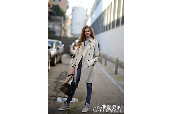 长款牛仔风衣搭配图片女 蓝色牛仔风衣搭配什么好看图片