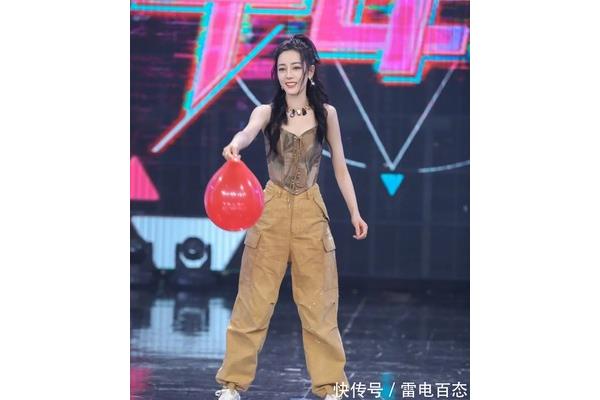 卡其色工装裤配什么颜色上衣