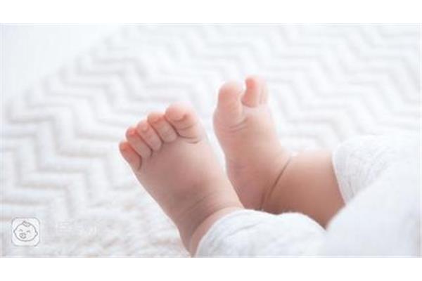 夏天小宝宝需要穿袜子吗 教小宝宝穿袜子视频