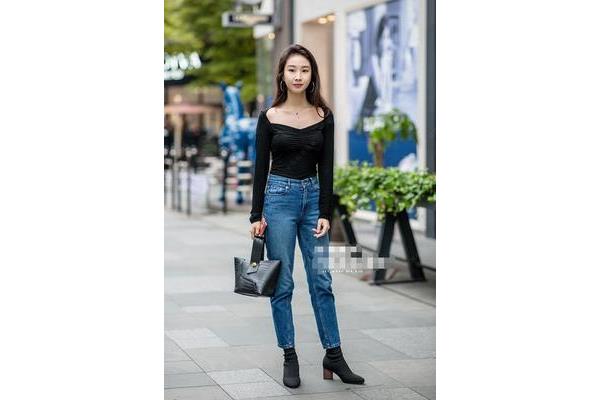 牛仔裤搭配上衣图片