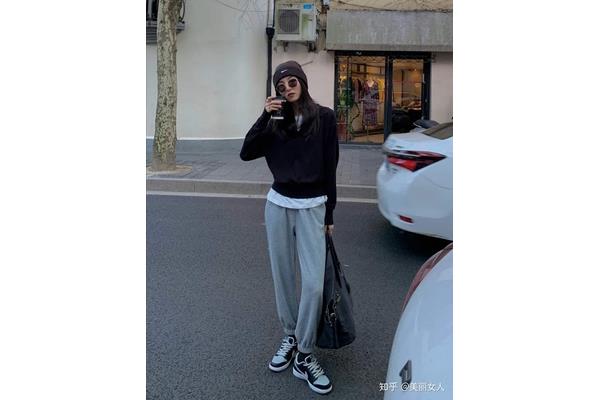卫裤搭配什么上衣图 灰色卫裤搭配上衣技巧