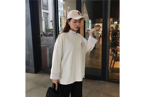 开叉卫衣女
