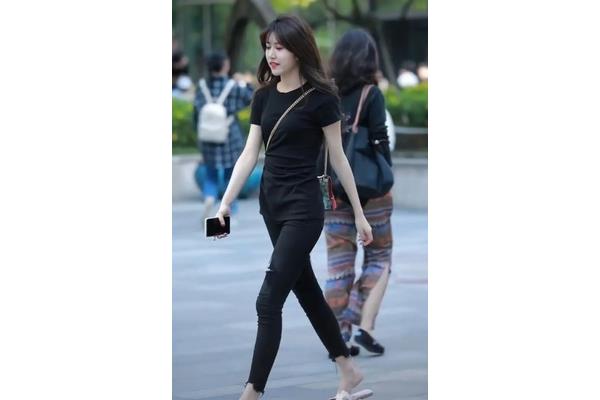 黑色衣服配什么颜色的裤子