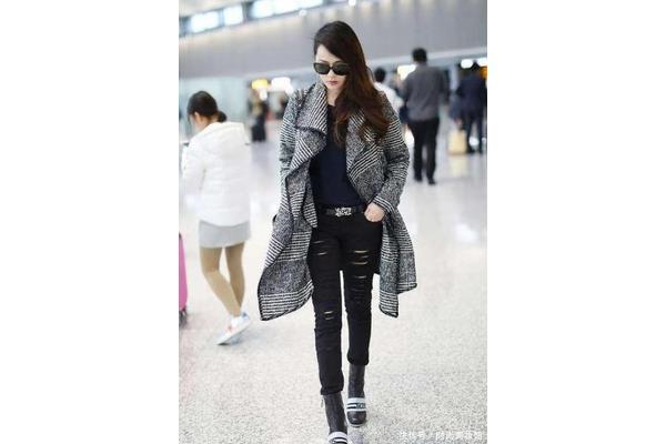 黑衣服配什么颜色的裤子 黑裤子配什么衣服好看