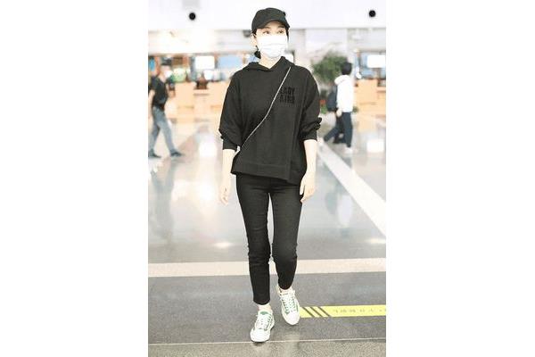 黑色衣服配什么颜色的裤子