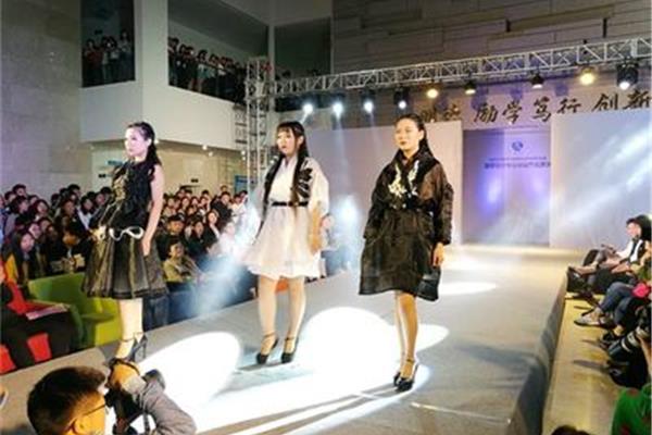 毕业生服装