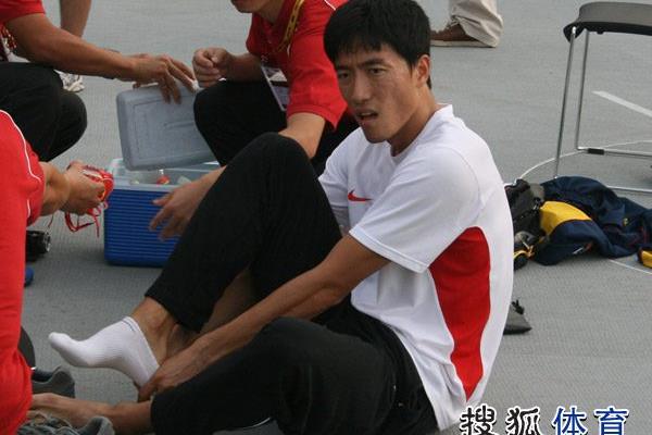 中考体检时男生脱袜子吗? 为什么男人在家不喜欢脱袜子?