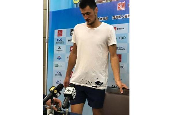 破烂衣服图片