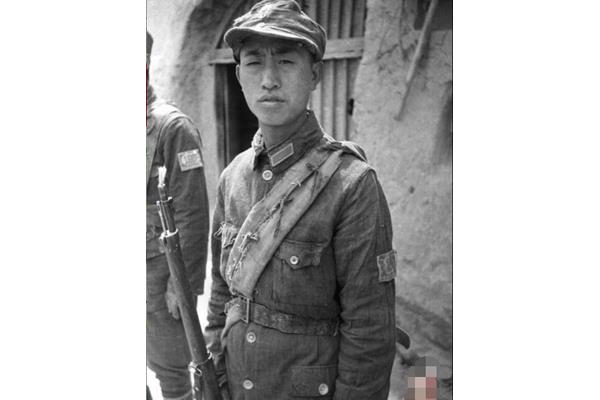 破烂衣服图片