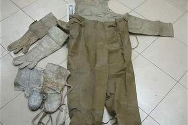 破烂衣服图片