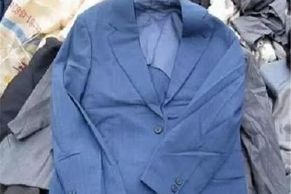 破烂衣服图片