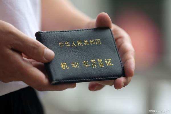 拍驾校照片穿什么衣服