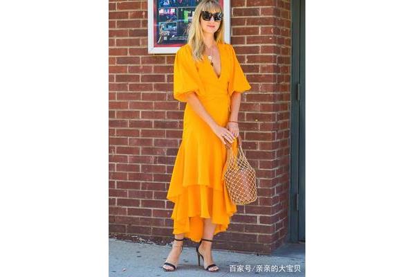 鹅黄色裙子配什么鞋子? 桔黄色裙子配什么鞋子色好看?