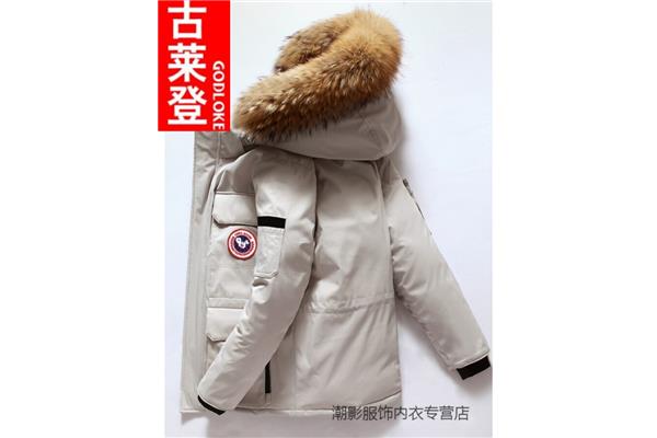 白色大鹅羽绒服
