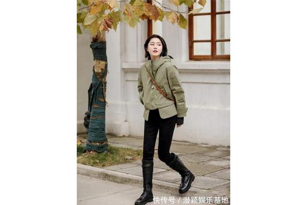 墨绿色羽绒服怎么搭配