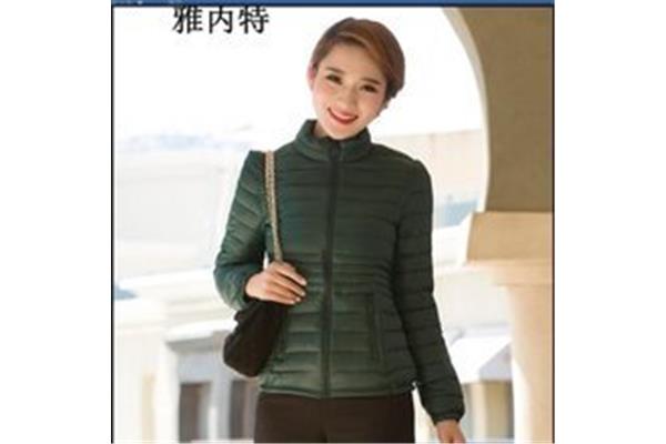 墨绿色羽绒服怎么搭配