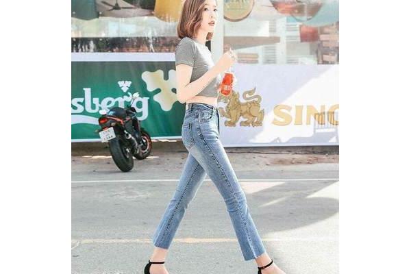 女人穿牛仔裤配什么鞋