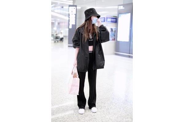 皮肤黑的人怎么搭配衣服