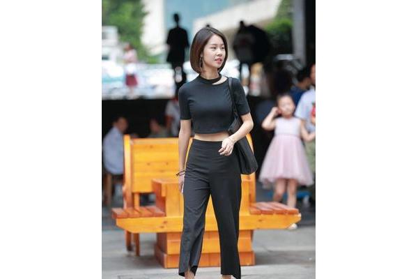 皮肤黑的人怎么搭配衣服