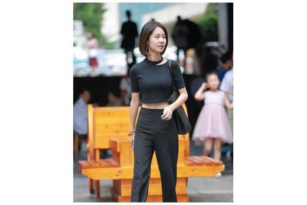 皮肤黑的人怎么搭配衣服