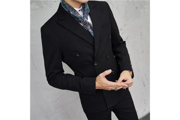 深灰色西服