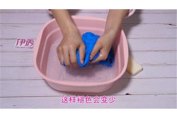 衣服褪色怎么洗