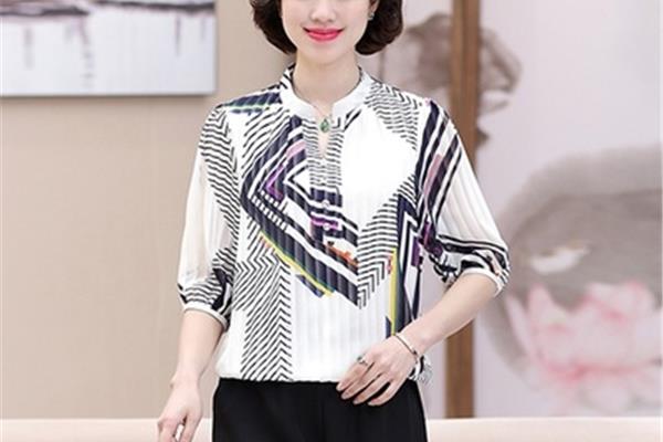 今年流行的衣服图片