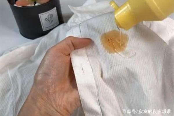 黑色衣服上有油渍怎么办 真丝衣服上有油渍怎么办