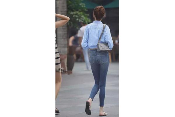 女孩牛仔裤